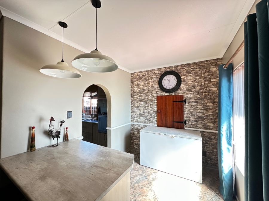 6 Bedroom Property for Sale in Heiderand Western Cape